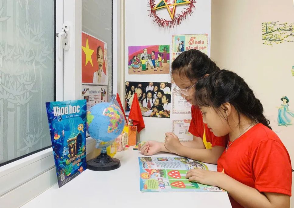 Nhiều trẻ em ở TPHCM vẫn duy trì thói quen đọc sách mỗi ngày. Ảnh: TRÚC GIANG