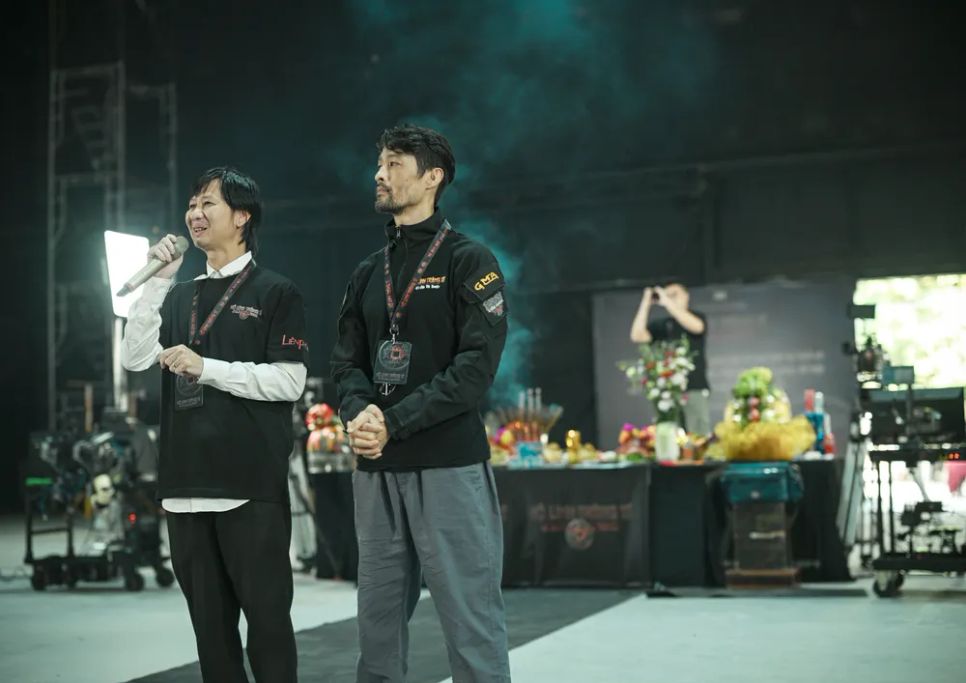 <i>Đạo diễn Nguyễn Phan Quang Bình và đạo diễn hành động Johnny Trí Nguyễn. Ảnh: BHD</i>