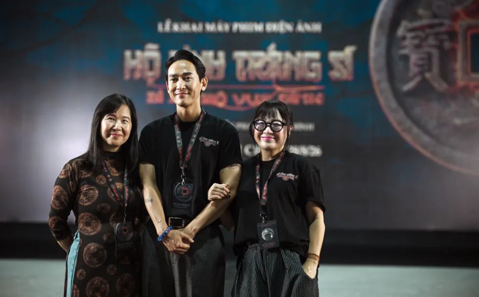 <i>Diễn viên Hứa Vĩ Văn cùng đại diện nhà sản xuất BHD. Ảnh: BHD</i>