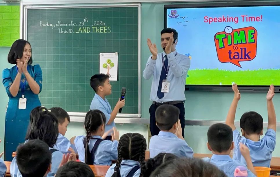 Học sinh tại một trường tiểu học ở TPHCM học tiếng Anh qua các môn Toán và Khoa học. Ảnh: THU TÂM