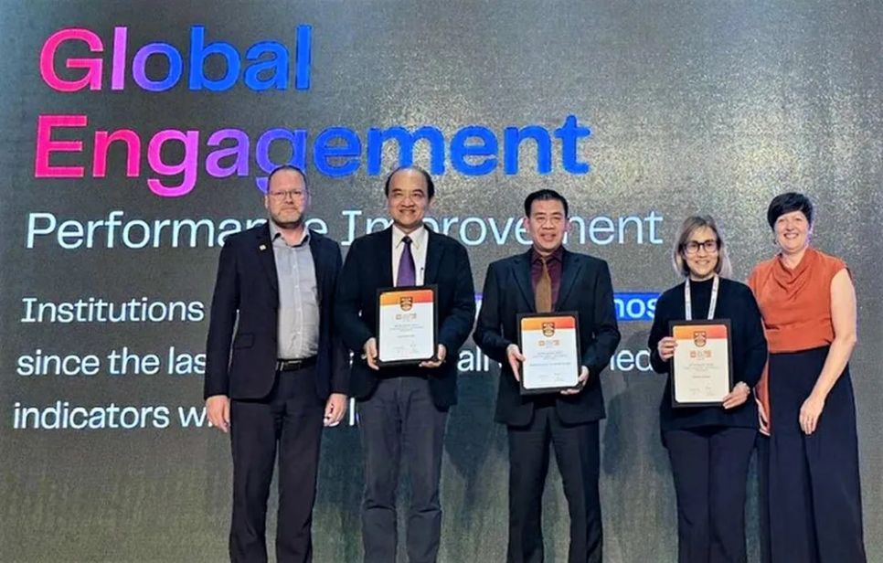 PGS-TS Phan Hồng Hải, Hiệu trưởng Trường ĐH Công nghiệp TPHCM (giữa), nhận giải thưởng quốc tế 