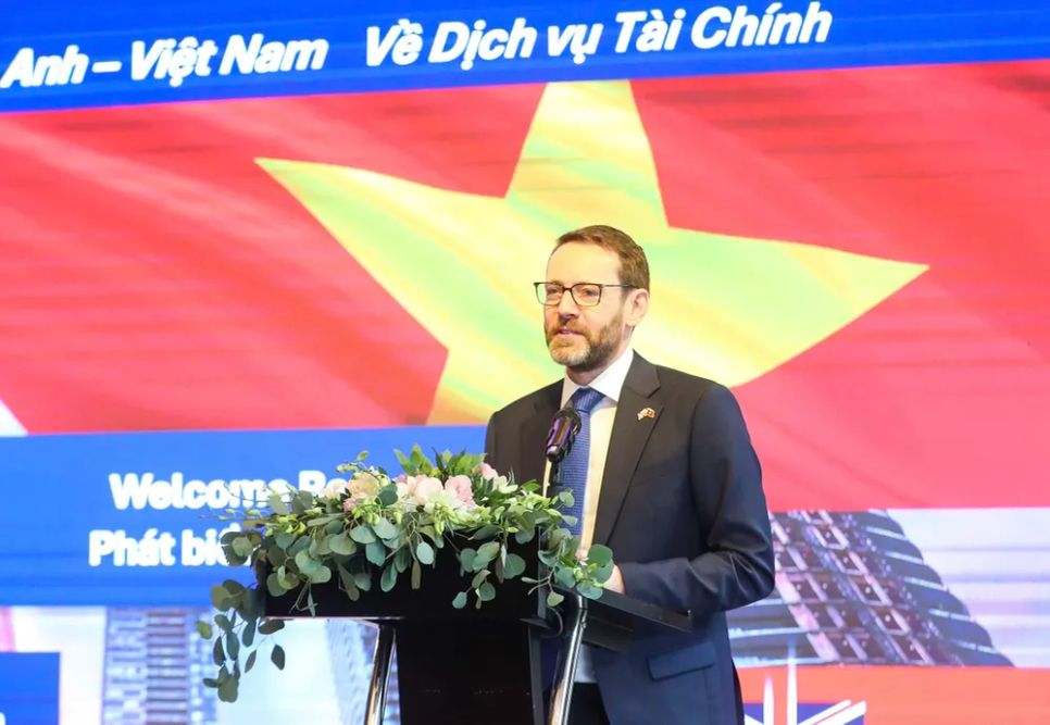 Ông Iain Frew, Đại sứ Anh tại Việt Nam chia sẻ tại hội nghị