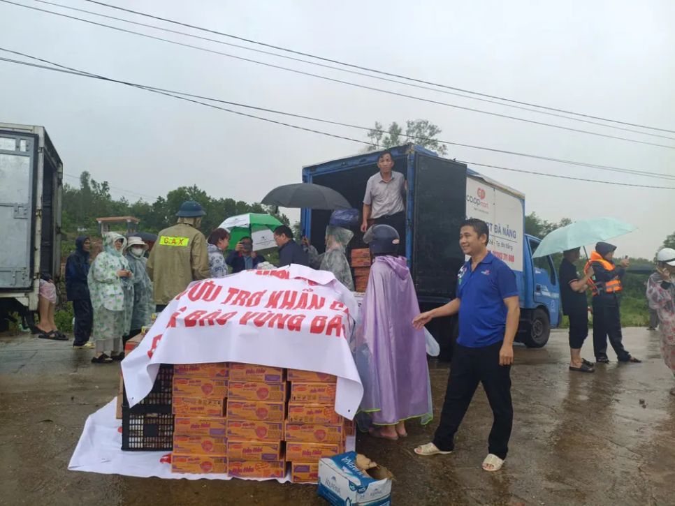 Co.opmart hỗ trợ vận chuyển hàng cứu trợ cho bà con tại vùng bão lũ bất chấp điều kiện thời tiết khắc nghiệt