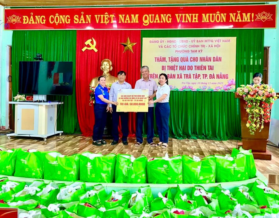 Co.opmart Tam Kỳ trao quà gồm các mặt hàng thiết yếu hỗ trợ trong giai đoạn khó khăn