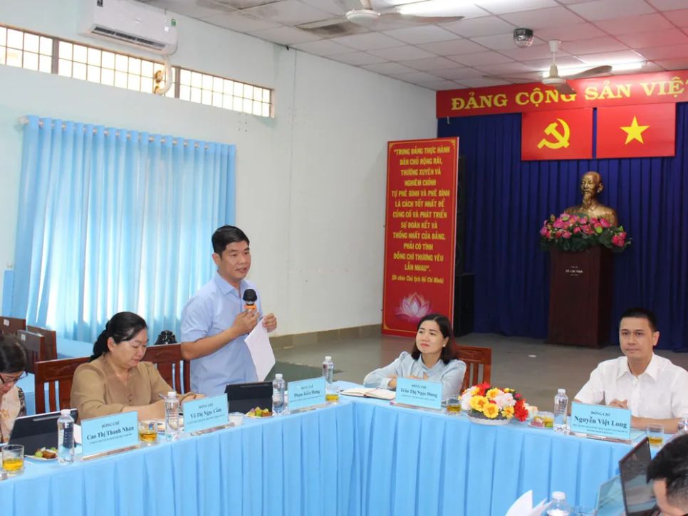 Chủ tịch UBND xã Củ Chi Phạm Kiều Hưng báo cáo tại buổi làm việc