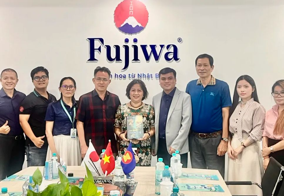 Hai bên ký kết biên bản ghi nhớ (MOU) hợp tác chiến lược toàn diện. Ảnh: QUỐC HÙNG