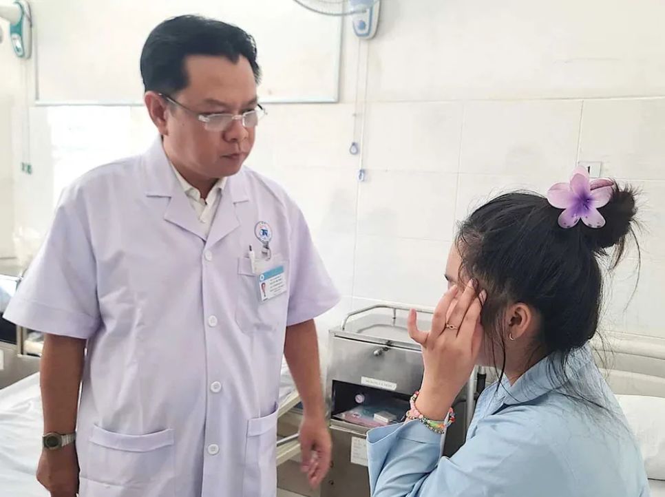 BS Nguyễn Đỗ Nhân, Khoa Ngoại Tim mạch Lồng ngực, Bệnh viện Thống Nhất, hỏi thăm bệnh nhân Phạm Thị Mỹ Anh trước ngày xuất viện. Ảnh: <span style=