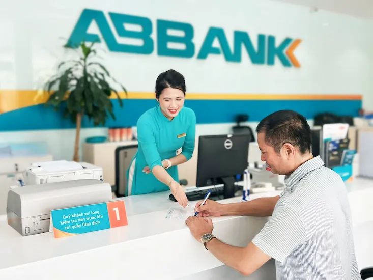 ABBANK giảm lãi suất lên đến 2,8%/năm cho khách hàng cá nhân và 1,5%/năm dành cho khách hàng SME nhằm hỗ trợ khách hàng nhanh chóng phục hồi sau bão. ABBANK giảm lãi suất lên đến 2,8%/năm cho khách hàng cá nhân và 1,5%/năm dành cho khách hàng SME nhằm hỗ trợ khách hàng nhanh chóng phục hồi sau bão.