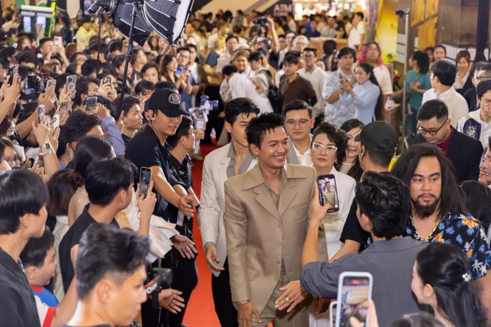 <i>Các diễn viên xuất hiện trong sự chào đón nồng nhiệt của khán giả. Ảnh: ĐPCC</i>