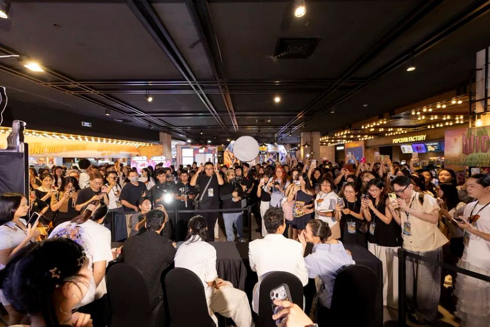 <i>Hoạt động ký tặng người hâm mộ thu hút đông đảo sự chú ý. Ảnh: ĐPCC</i>