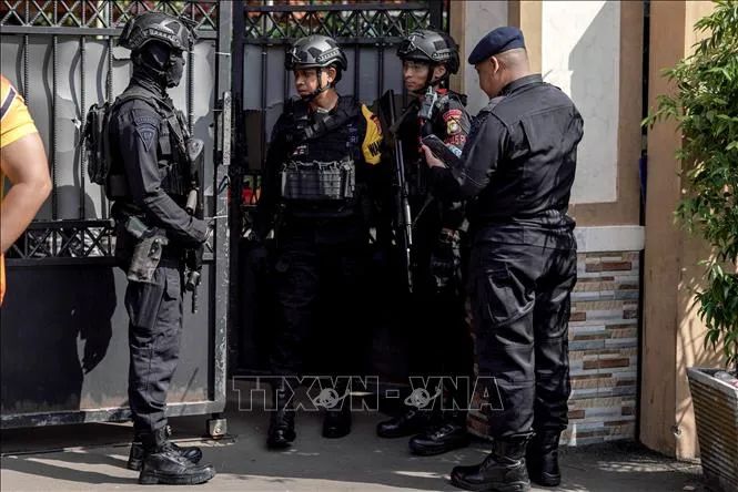 Cảnh sát gác bên ngoài trường học ở Jakarta, Indonesia sau vụ nổ, ngày 7-11. Ảnh: THX/TTXVN