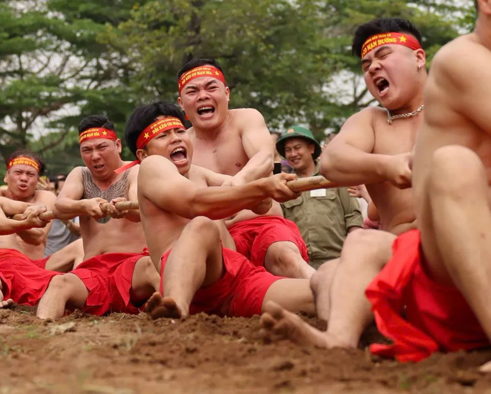 Kéo co ngồi tại Long Biên, Hà Nội Kéo co ngồi tại Long Biên, Hà Nội