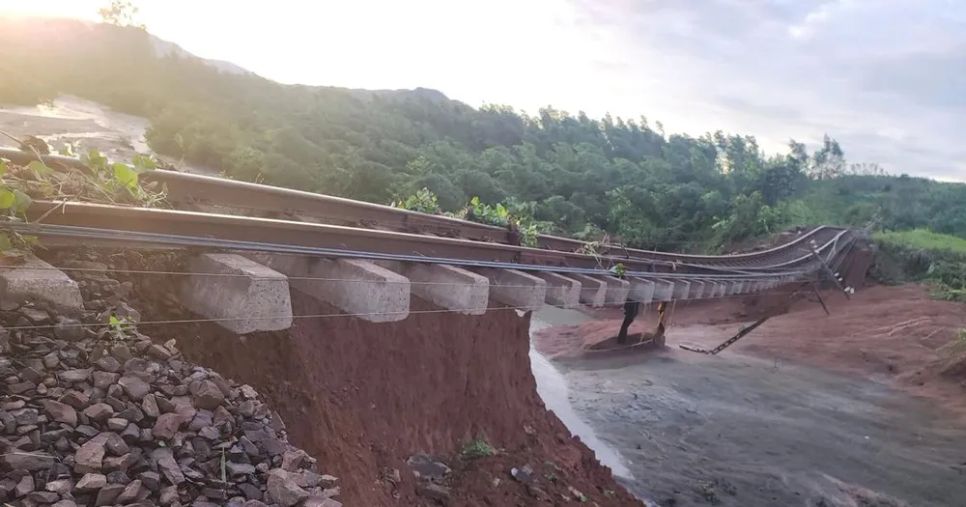 Ngành đường sắt bị thiệt hại nặng vì 3 cơn bão đổ bộ liên tiếp Ngành đường sắt bị thiệt hại nặng vì 3 cơn bão đổ bộ liên tiếp