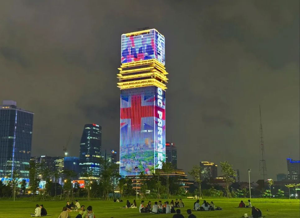 Tòa tháp Saigon Marina IFC rực sáng sắc màu chào mừng Tuần lễ hữu nghị Việt Nam - Vương quốc Anh