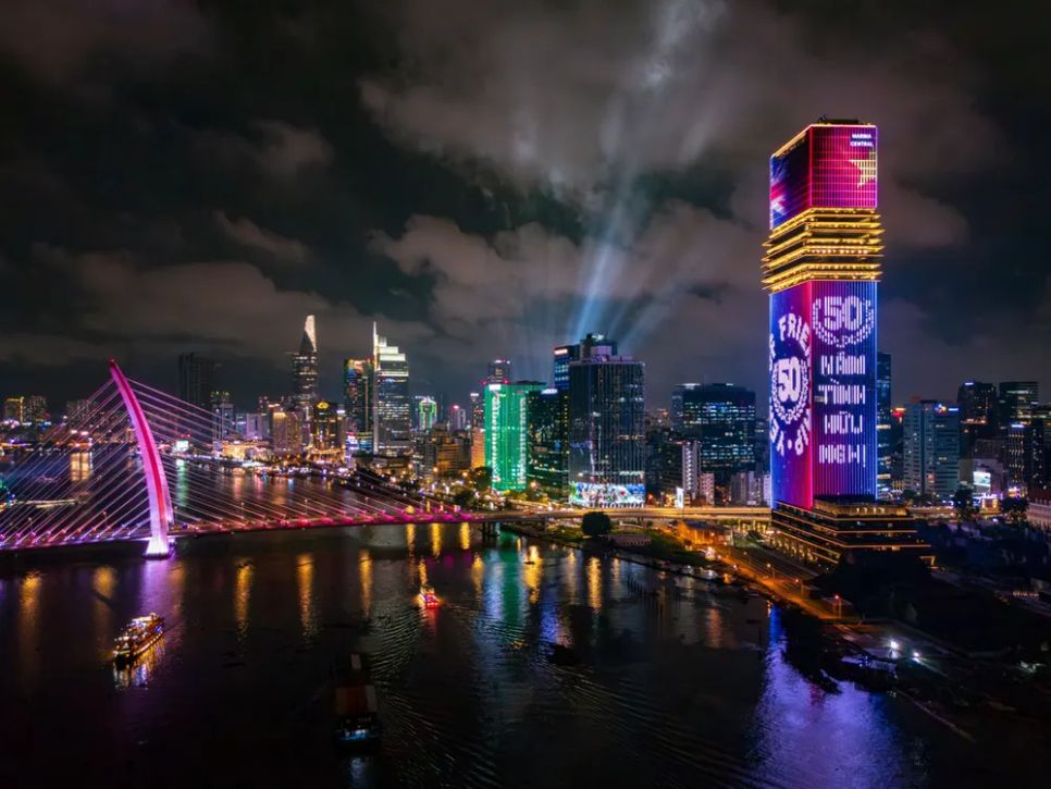Tòa tháp Saigon Marina IFC rực sáng sắc màu chào mừng Tuần lễ hữu nghị Việt Nam - Vương quốc Anh