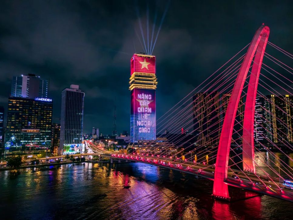 Tòa tháp Saigon Marina IFC rực sáng sắc màu chào mừng Tuần lễ hữu nghị Việt Nam - Vương quốc Anh