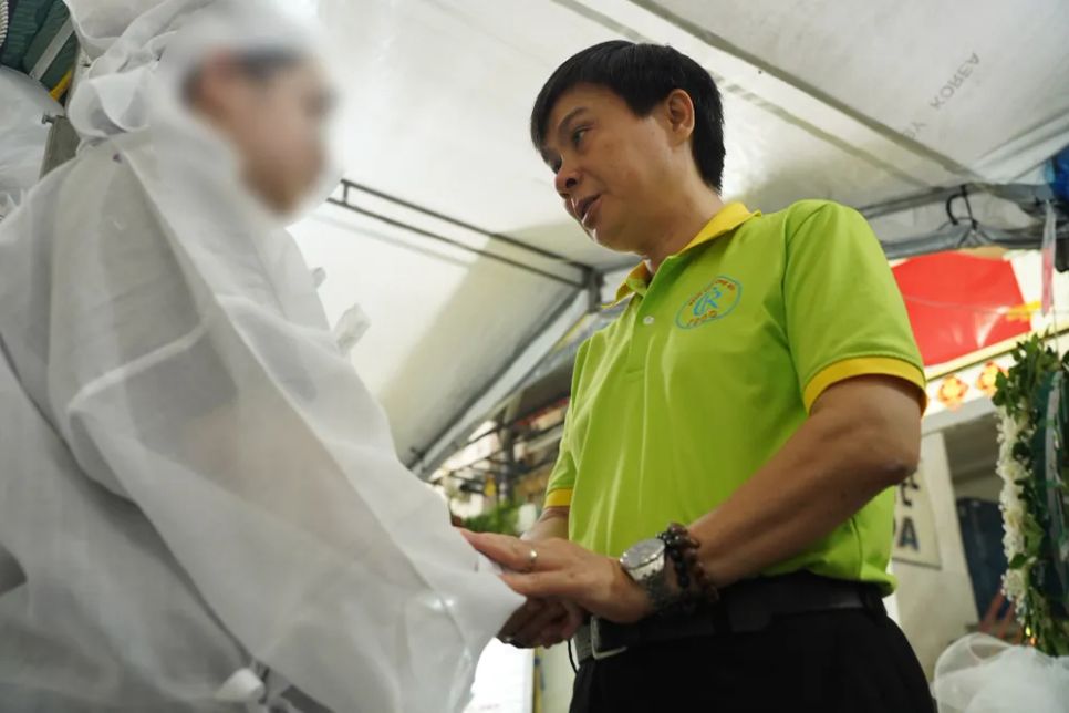 Cô gái 22 tuổi (ảnh trái) tại lễ tang của cha - người hiến tạng chết não