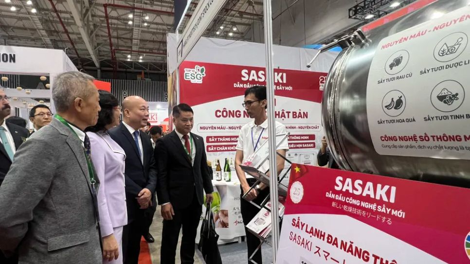 Các đại biểu tham quan công nghệ sấy nông sản của Nhật Bản Các đại biểu tham quan công nghệ sấy nông sản của Nhật Bản