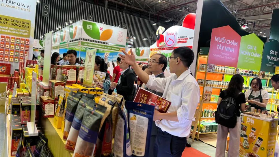 Nhiều khách hàng trong và ngoài nước tìm hiểu sản phẩm thực phẩm chế biến tại triển lãm Nhiều khách hàng trong và ngoài nước tìm hiểu sản phẩm thực phẩm chế biến tại triển lãm