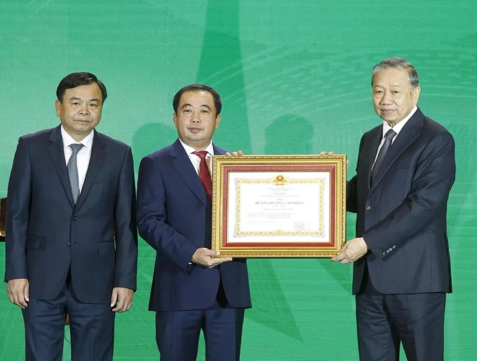 Tổng Bí thư Tô Lâm trao Huân chương Lao động hạng nhất cho Bộ Nông nghiệp và Môi trường. Ảnh: TTXVN
