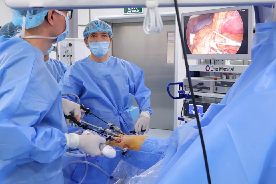 Ekip bác sĩ tiến hành phẫu thuật nội soi điều trị ung thư dạ dày cho bệnh nhân Ekip bác sĩ tiến hành phẫu thuật nội soi điều trị ung thư dạ dày cho bệnh nhân