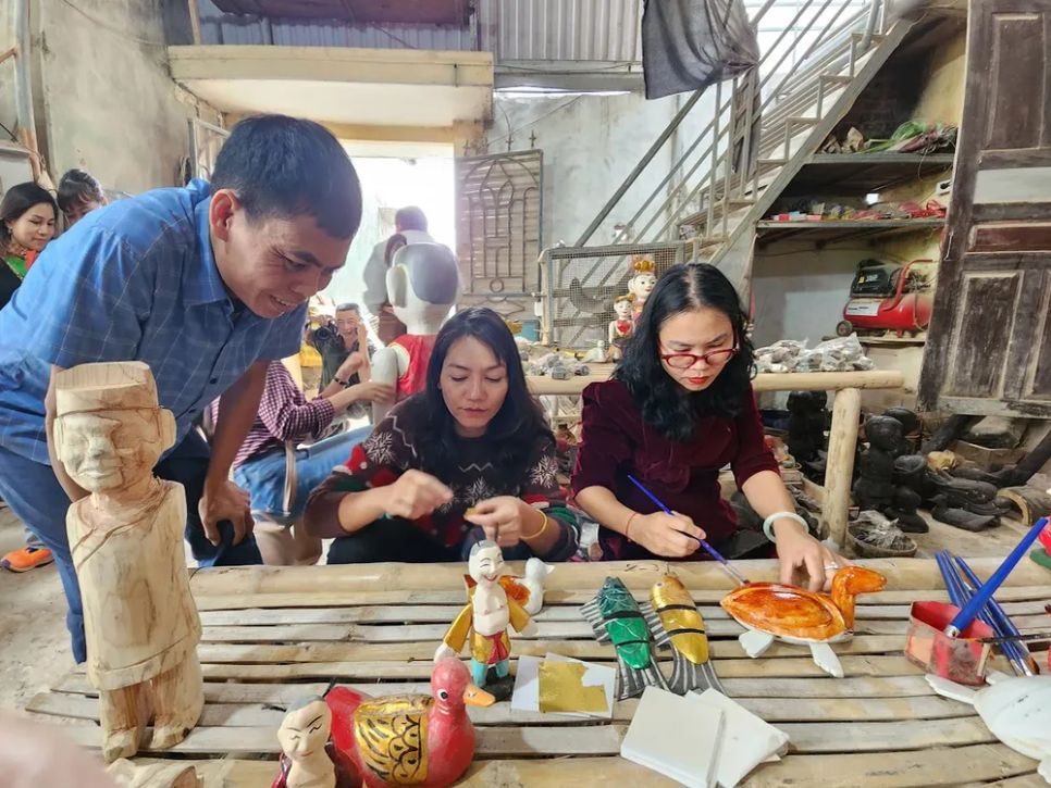 Hướng dẫn du khách làm rối nước