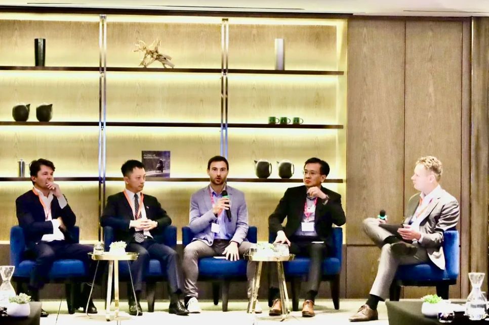 Các đại biểu trao đổi tại hội thảo. Ảnh: QUỐC HÙNG