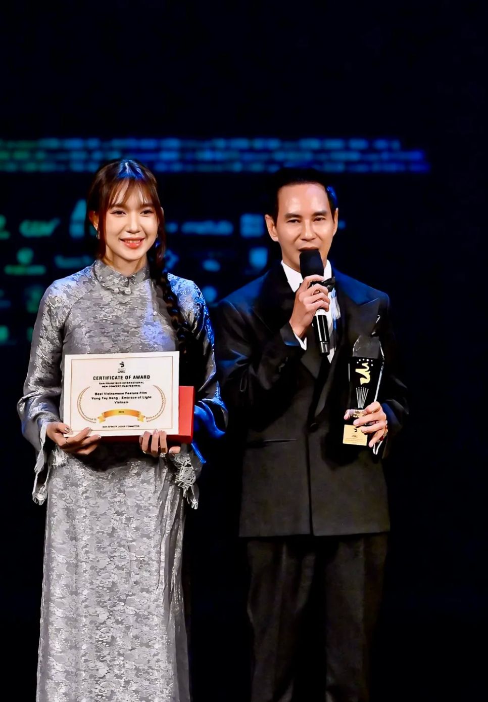 <i>Đạo diễn Lý Hải chia sẻ trên sân khấu nhận giải. Ảnh: NVCC</i>