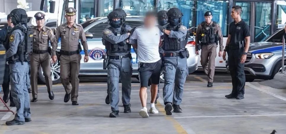 Xà Trí Giang bị áp giải đến sân bay để dẫn độ sang Trung Quốc hầu tòa. Ảnh: THE NATION