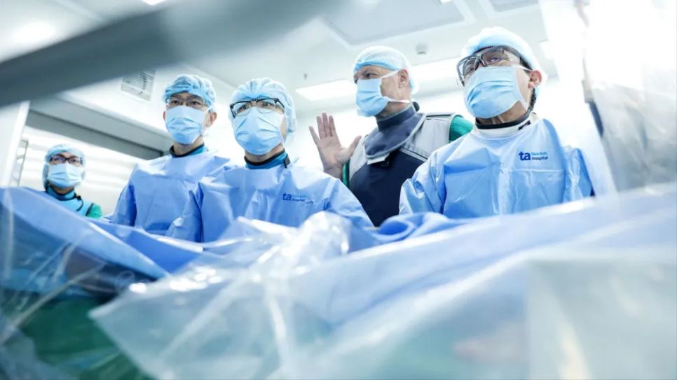 Các bác sĩ Bệnh viện Đa khoa Tâm Anh TPHCM thực hiện kỹ thuật TAVI cho người bệnh. Ảnh: TRUNG VŨ Các bác sĩ Bệnh viện Đa khoa Tâm Anh TPHCM thực hiện kỹ thuật TAVI cho người bệnh. Ảnh: TRUNG VŨ