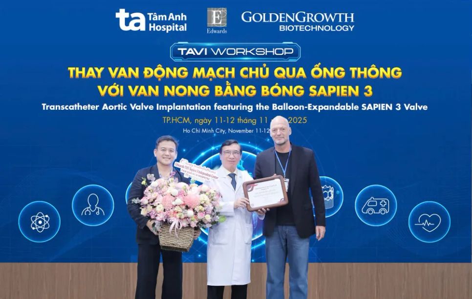 GS-TS-BS Albert Markus Kasel, Bệnh viện Đại học Zurich, Thụy Sĩ (ngoài cùng bên phải), trao chứng nhận TAVI cho Bệnh viện Đa khoa Tâm Anh TPHCM. Ảnh: TRUNG VŨ GS-TS-BS Albert Markus Kasel, Bệnh viện Đại học Zurich, Thụy Sĩ (ngoài cùng bên phải), trao chứng nhận TAVI cho Bệnh viện Đa khoa Tâm Anh TPHCM. Ảnh: TRUNG VŨ