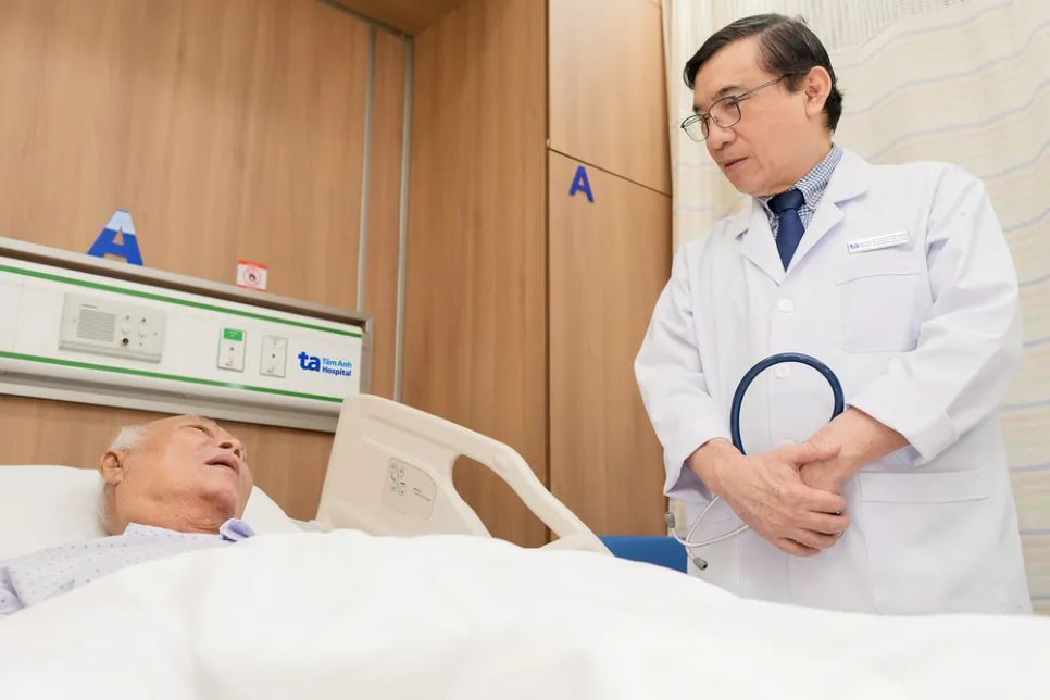 GS-TS-BS Võ Thành Nhân thăm khám cho người bệnh sau thực hiện kỹ thuật TAVI. Ảnh: THANH LUẬN GS-TS-BS Võ Thành Nhân thăm khám cho người bệnh sau thực hiện kỹ thuật TAVI. Ảnh: THANH LUẬN