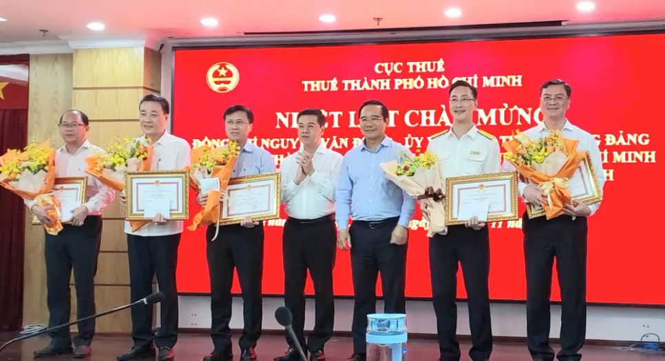 Các đơn vị được nhận Thư khen của Chủ tịch UBND TPHCM vì thành tích xuất sắc trong công tác thu ngân sách năm 2025. Ảnh: MAI HOA