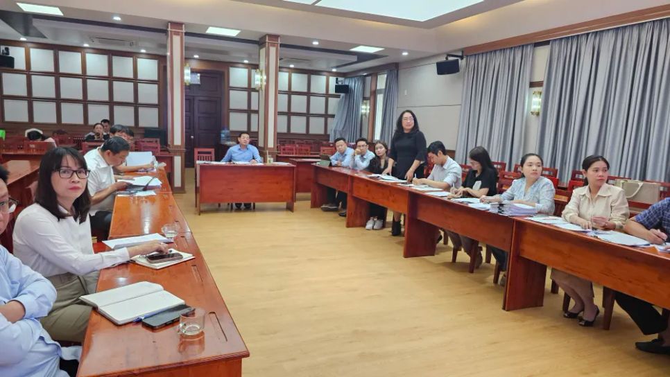 Hàng tuần, Tổ Công tác 1645 do Giám đốc Sở NN-MT Nguyễn Toàn Thắng (giữa) làm tổ trưởng, cùng các thành viên trực tiếp làm việc với doanh nghiệp nhằm tháo gỡ vướng mắc để cấp giấy chứng nhận cho người mua nhà, qua đó góp phần tăng nguồn thu cho ngân sách. Ảnh: ĐỖ TRÀ GIANG