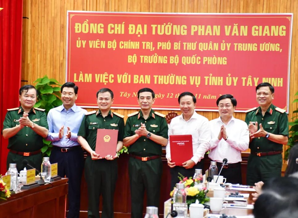 Đại tướng Phan Văn Giang, Bộ trưởng Bộ Quốc phòng, cùng lãnh đạo tỉnh Tây Ninh chứng kiến nghi thức ký thỏa thuận hợp tác chiến lược giữa Tập đoàn Viettel và UBND tỉnh Tây Ninh