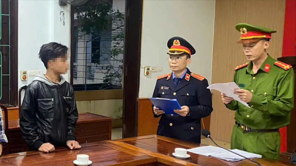 Cơ quan chức năng tống đạt quyết định khởi tố bị can đối với L.V.Ph. Cơ quan chức năng tống đạt quyết định khởi tố bị can đối với L.V.Ph.