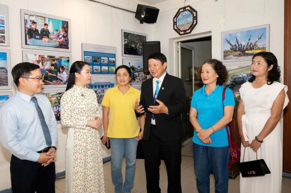 Các đại biểu, khách mời tại triển lãm. Ảnh: QUỐC THANH