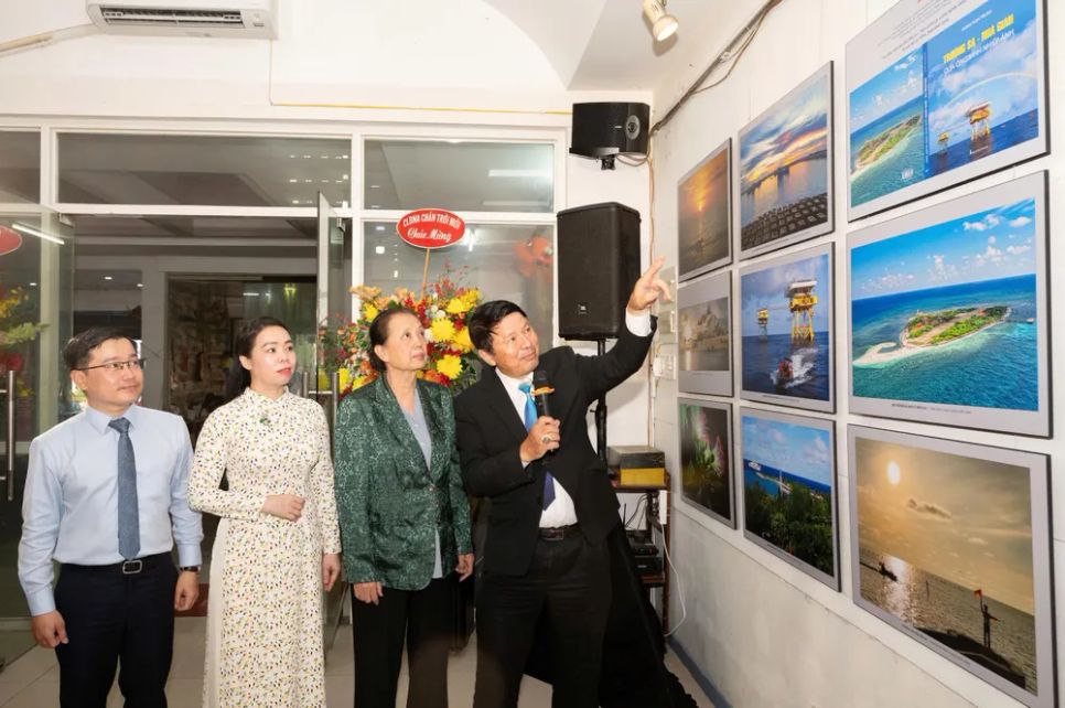 Các đại biểu, khách mời tham quan triển lãm. ẢnH: QUỐC THANH