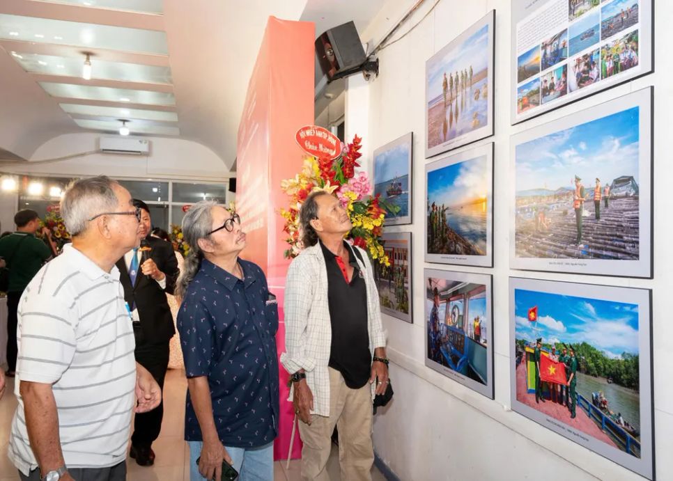 Khách tham quan triển lãm. Ảnh: QUỐC THANH