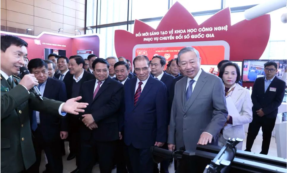 Tổng Bí thư Tô Lâm và các đại biểu tham quan triển lãm tại Hội nghị toàn quốc về đột phá phát triển KH-CN, đổi mới sáng tạo và chuyển đổi số quốc gia do Ban Bí thư Trung ương Đảng tổ chức ngày 13-1-2025 tại Hội trường Diên Hồng - Nhà Quốc hội (hội nghị quán triệt, triển khai toàn diện Nghị quyết 57 của Bộ Chính trị). Ảnh: QUANG PHÚC