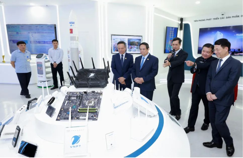 Thủ tướng Phạm Minh Chính và Bộ trưởng Bộ KH-CN Nguyễn Mạnh Hùng tham quan, nghe giới thiệu về những sản phẩm công nghệ cao do VNPT nghiên cứu, sản xuất và triển khai trong thực tế vào ngày 6-9, tại Lễ kỷ niệm 80 năm Ngày truyền thống và đón nhận danh hiệu Anh hùng Lao động của Tập đoàn VNPT. Ảnh: NTQ