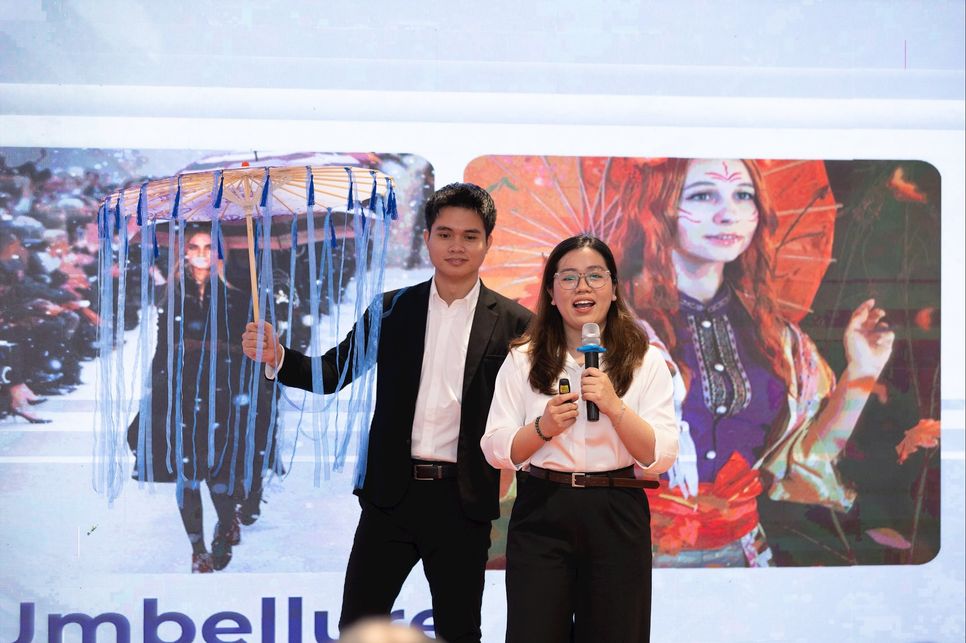 Thí sinh Huỳnh Thị Phương Duyên (bên phải) trình bày Đề án chung kết Umbellure Thí sinh Huỳnh Thị Phương Duyên (bên phải) trình bày Đề án chung kết Umbellure