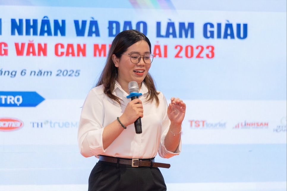 Thí sinh Huỳnh Thị Phương Duyên diễn thuyết truyền cảm hứng về doanh nhân và đạo làm giàu Thí sinh Huỳnh Thị Phương Duyên diễn thuyết truyền cảm hứng về doanh nhân và đạo làm giàu