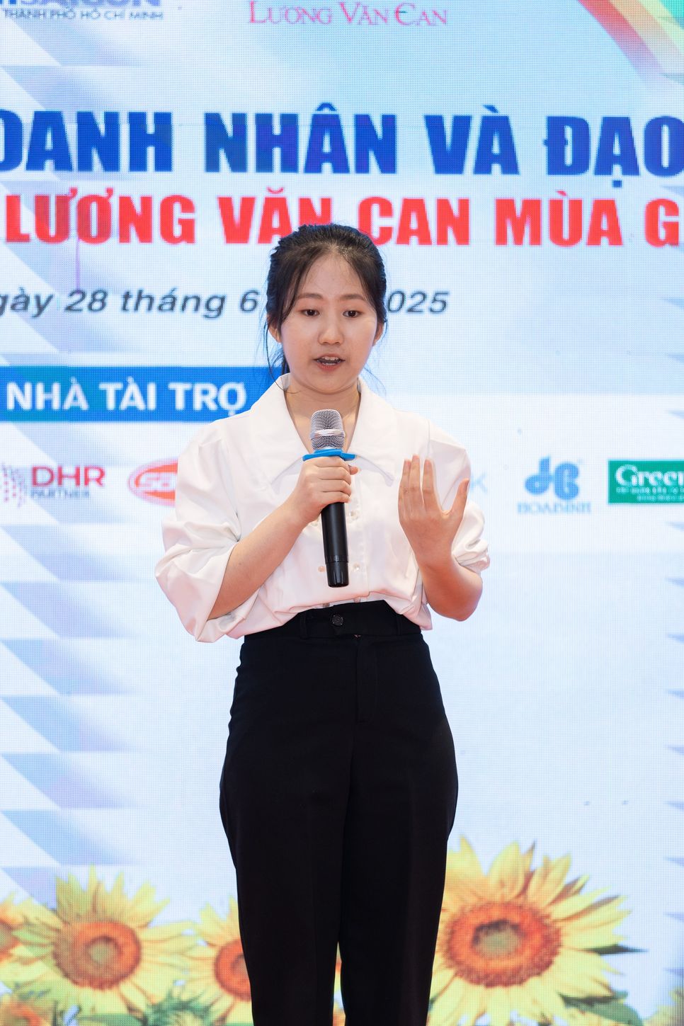 Thí sinh Nguyễn Ngọc Thanh Nhàn diễn thuyết truyền cảm hứng về doanh nhân và đạo làm giàu Thí sinh Nguyễn Ngọc Thanh Nhàn diễn thuyết truyền cảm hứng về doanh nhân và đạo làm giàu