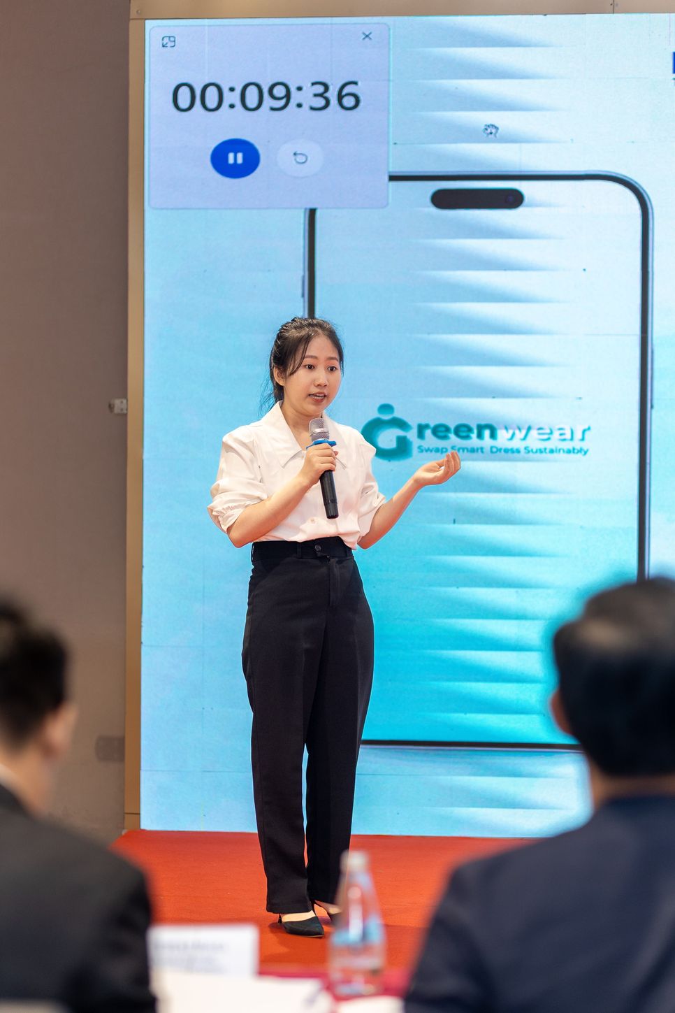 Thí sinh Nguyễn Ngọc Thanh Nhàn trình bày Đề án chung kết Greenwear - Ứng dụng thời trang secondhand Thí sinh Nguyễn Ngọc Thanh Nhàn trình bày Đề án chung kết Greenwear - Ứng dụng thời trang secondhand