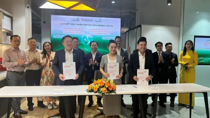 Đại diện Arobid và Vietcombank ký kết thỏa thuận hợp tác chiến lược với chủ đề “Liên minh doanh nghiệp số - Kết nối thịnh vượng Việt Nam