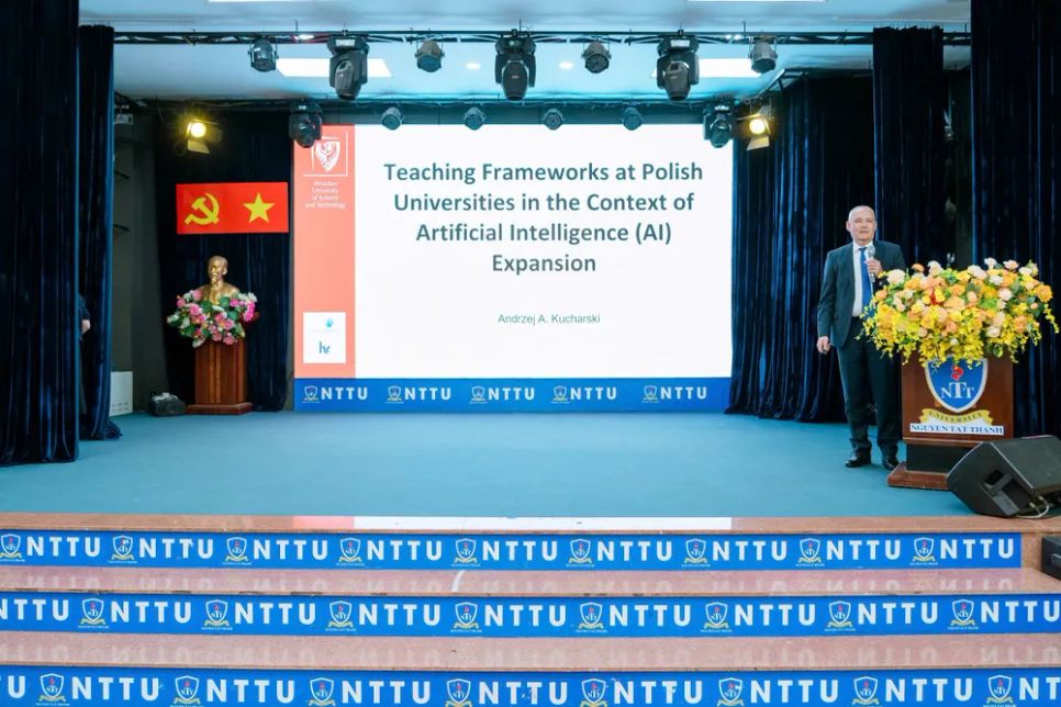 GS. Andrzej Kucharski (Đại học Khoa học và Công nghệ Wroclaw, Ba Lan)