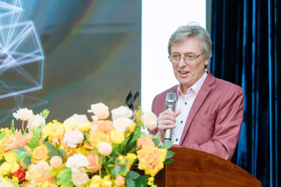 GS. Edward Palmer (Đại học Adelaide, Úc)