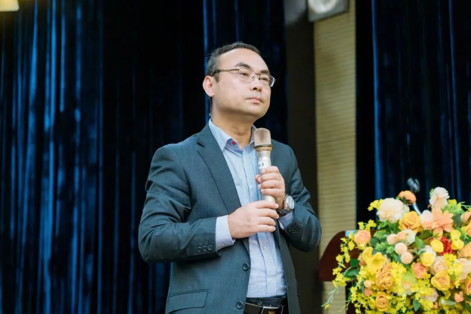 GS. Michael Sheng (Đại học Macquarie, Úc)