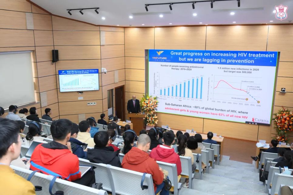 Buổi chia sẻ của GS. Salim S. Abdool Karim - Chủ nhân Giải Đặc biệt VinFuture 2021 tại Trường Đại học Y Hà Nội năm 2023 mang đến nhiều giá trị trong lĩnh vực y học. Ảnh: VFP